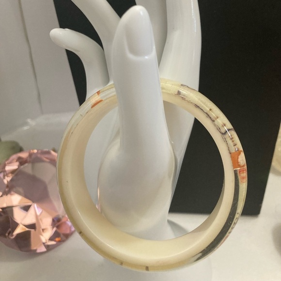 Vintage lucite cameo bangle - Picture 5 of 6